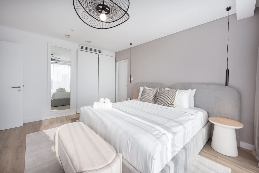 Grand Stay in This 1 Bedroom Flat That Sleeps 4
