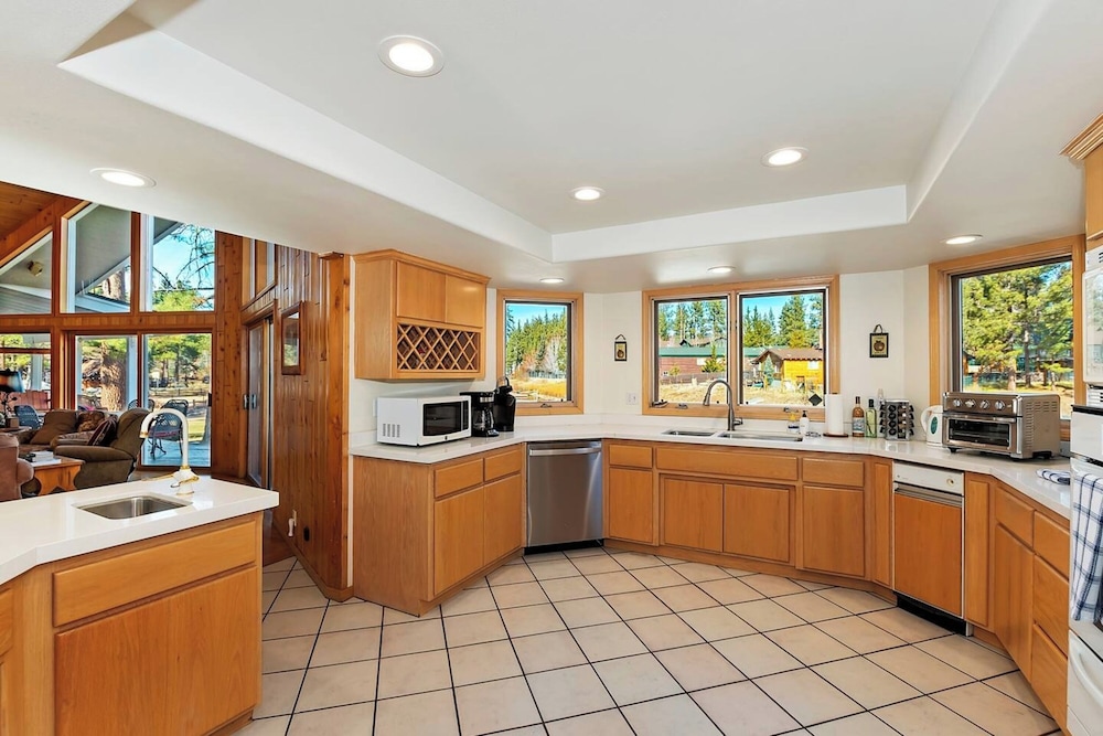 Lakefront Estate with Views and Hot tub