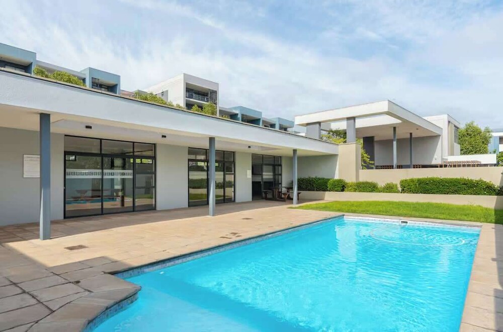 Modern 2 Bed Century City Apartment, Pool + Braai