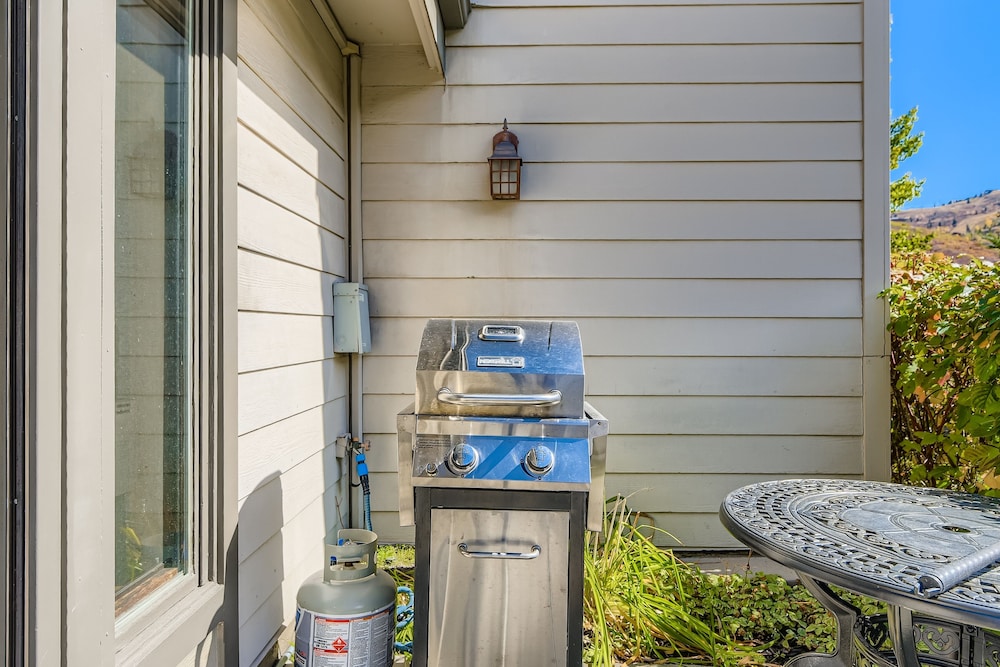 Charming 2br Escape Hot Tub, Bbq & Mountain Comfort 1424 2 Bedroom Condo