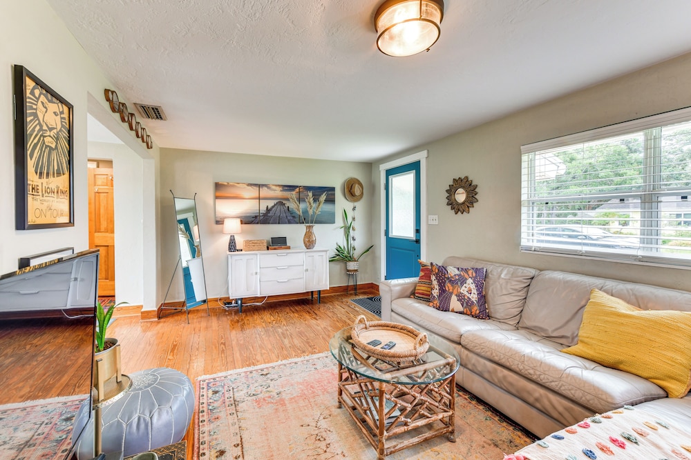 < 3 Mi to Dtwn: Pet-friendly Sarasota Stay w/ Yard