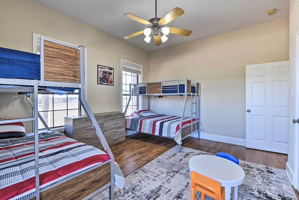 8 Mi to White Rock Lake: Spacious Krum Home