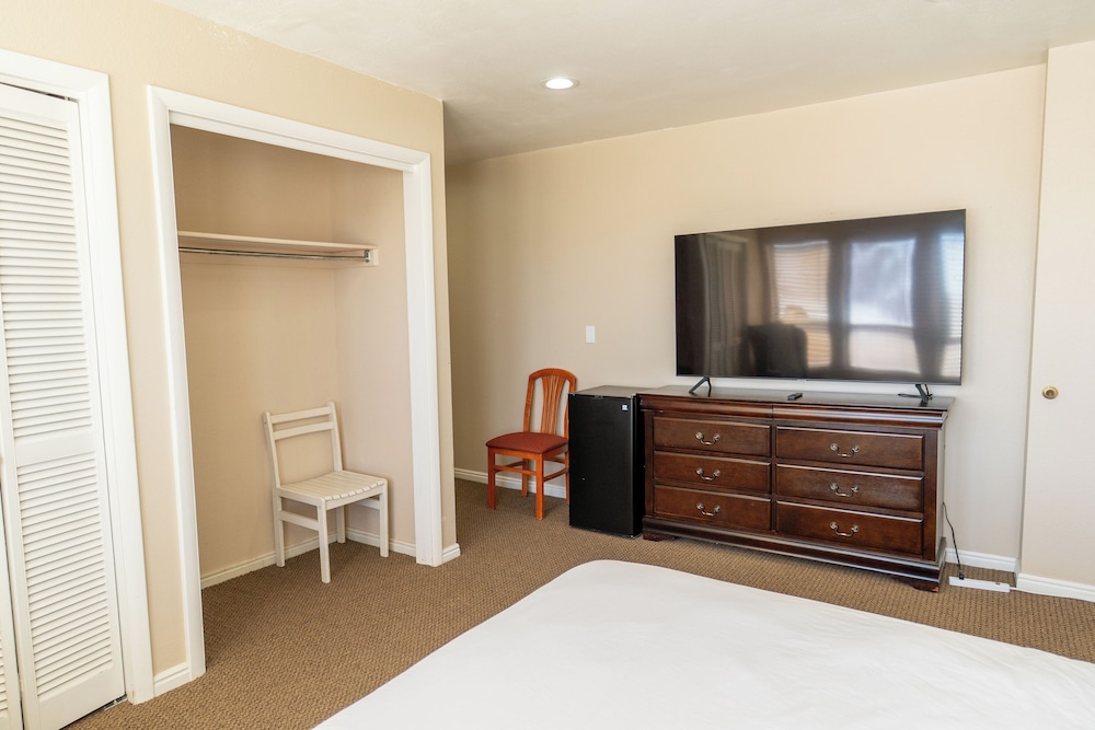Road Creek Inn