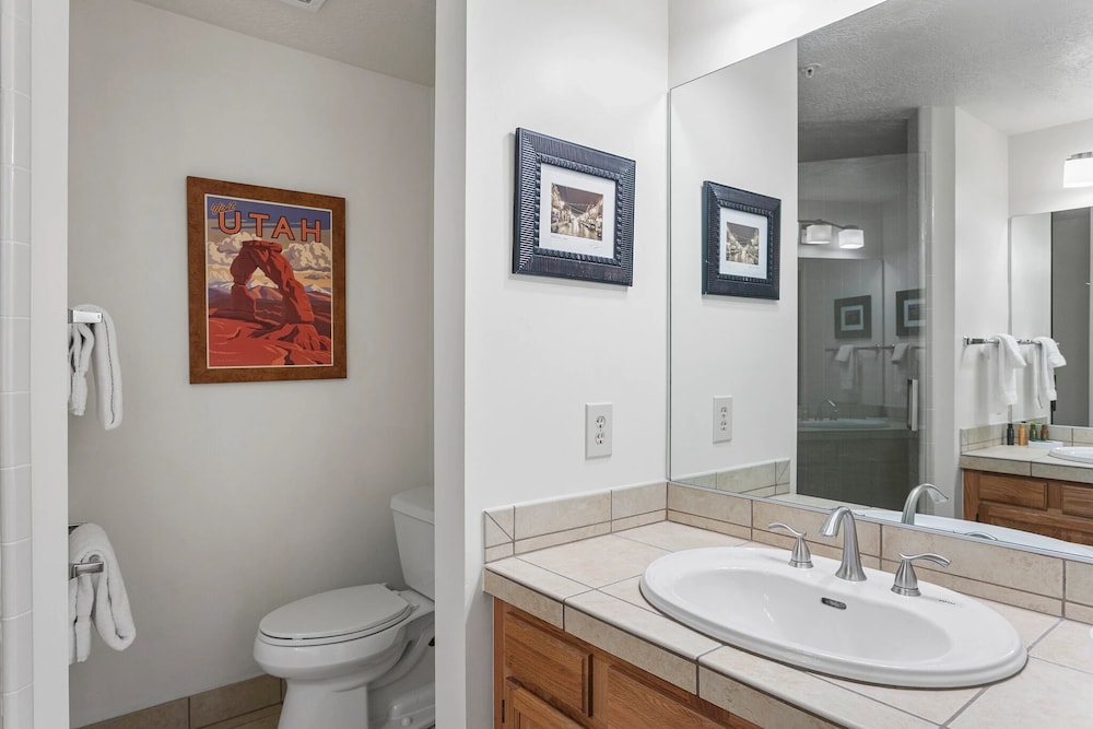 Powder Run at Deer Valley Resort - Two Bedroom Condo with Hot Tub #A12 2 Condo