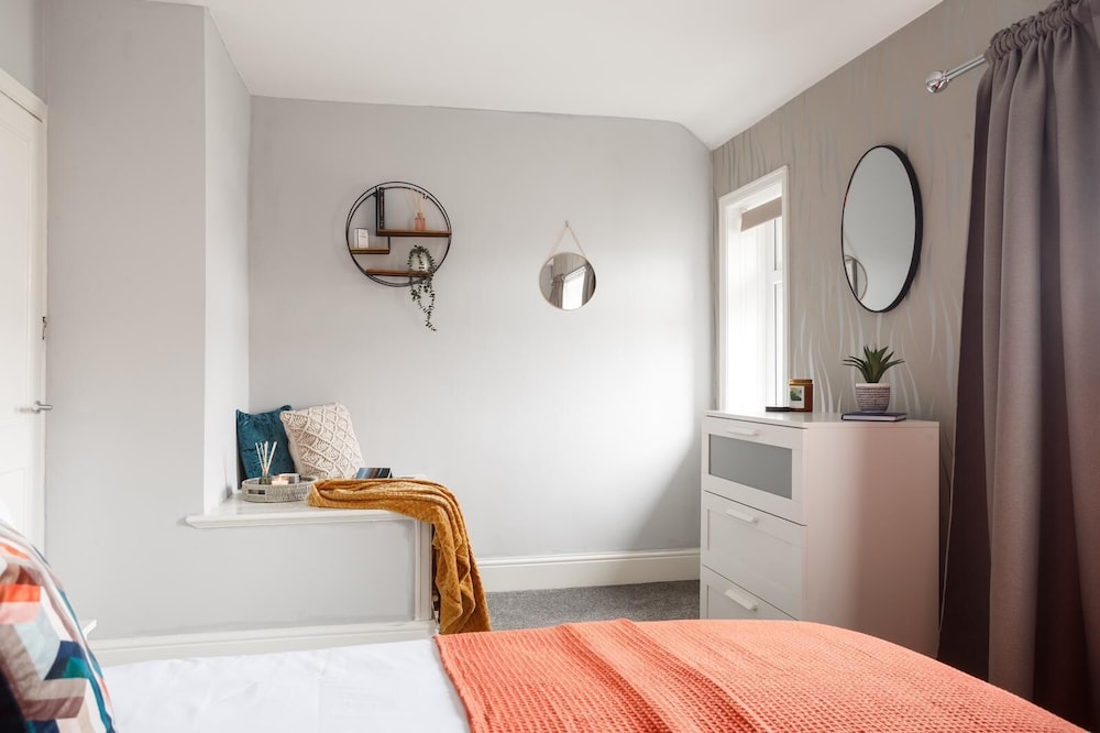Two-bed House Sleeps 5 With Large Garden & Parking view 3