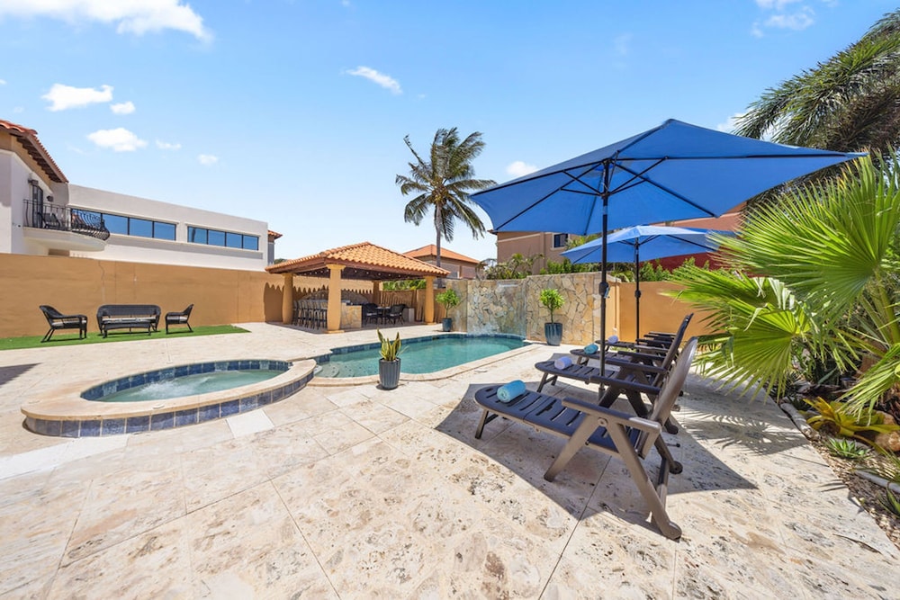 Gold Coast 4br4 5BA Villa w Privatepool Gym