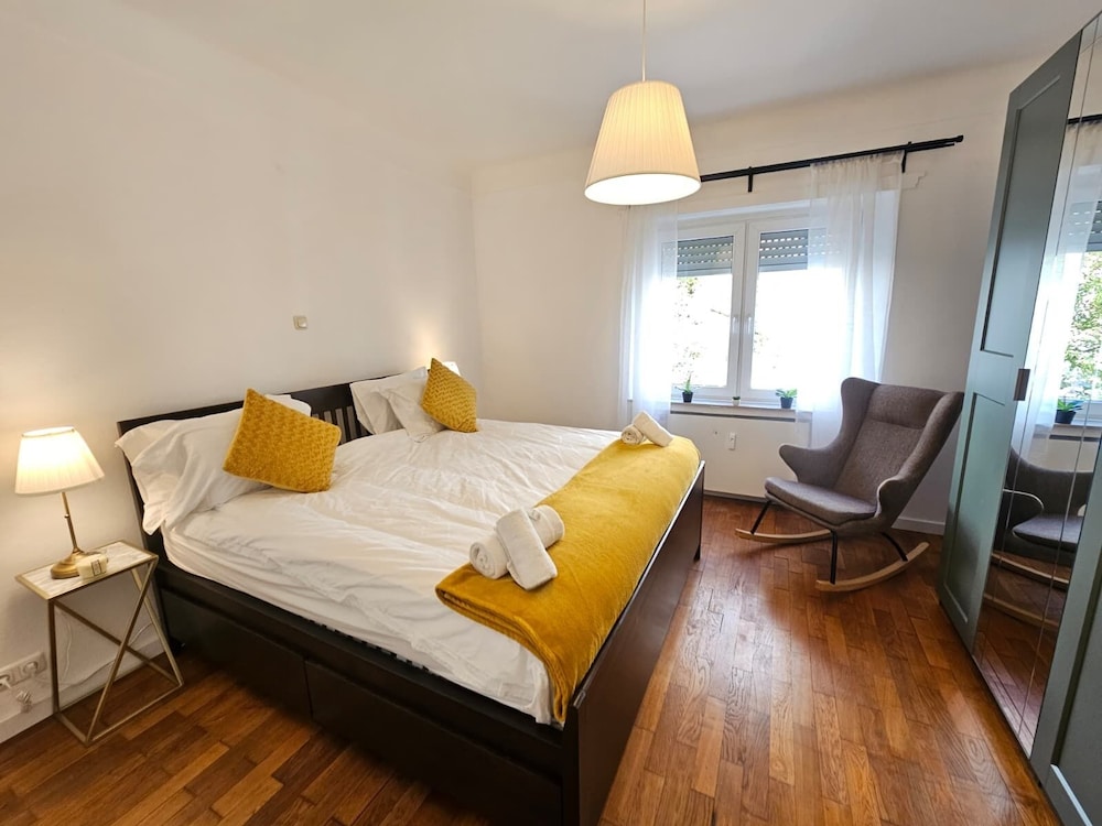 Ideal city stay 1BR near train station