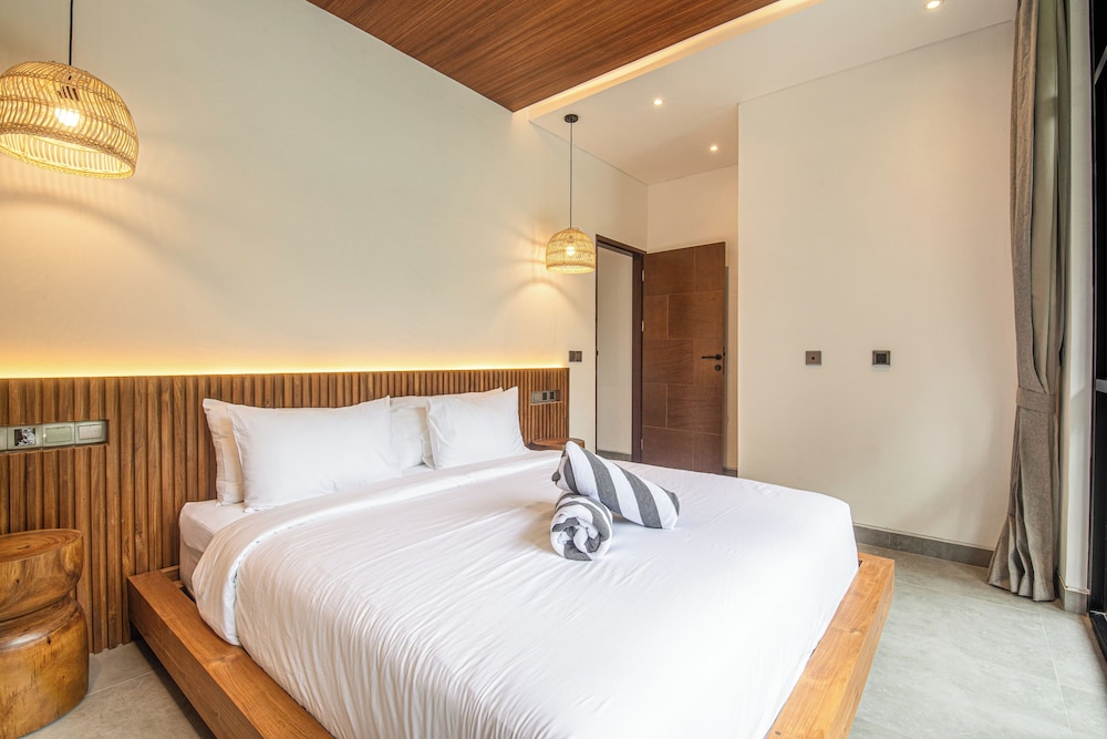 Exquisite 5BR Modern Villa 400m From the Ocean
