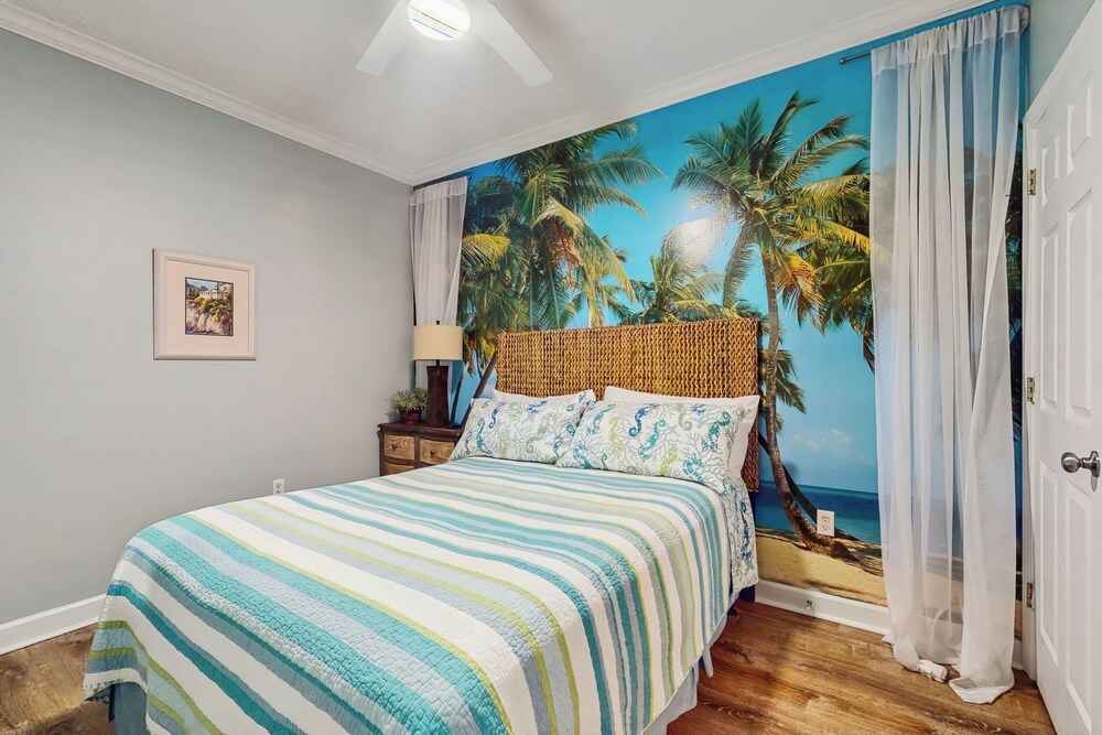 4BR Condo w/ Gulf Views & Amenities
