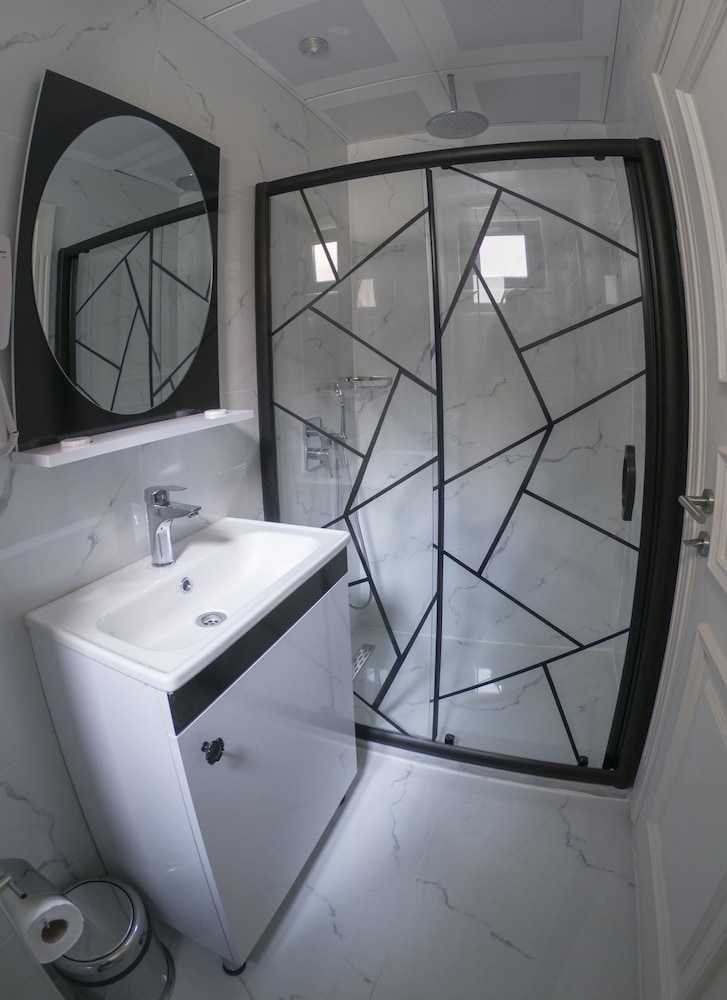 Crowned Otel - Image 26