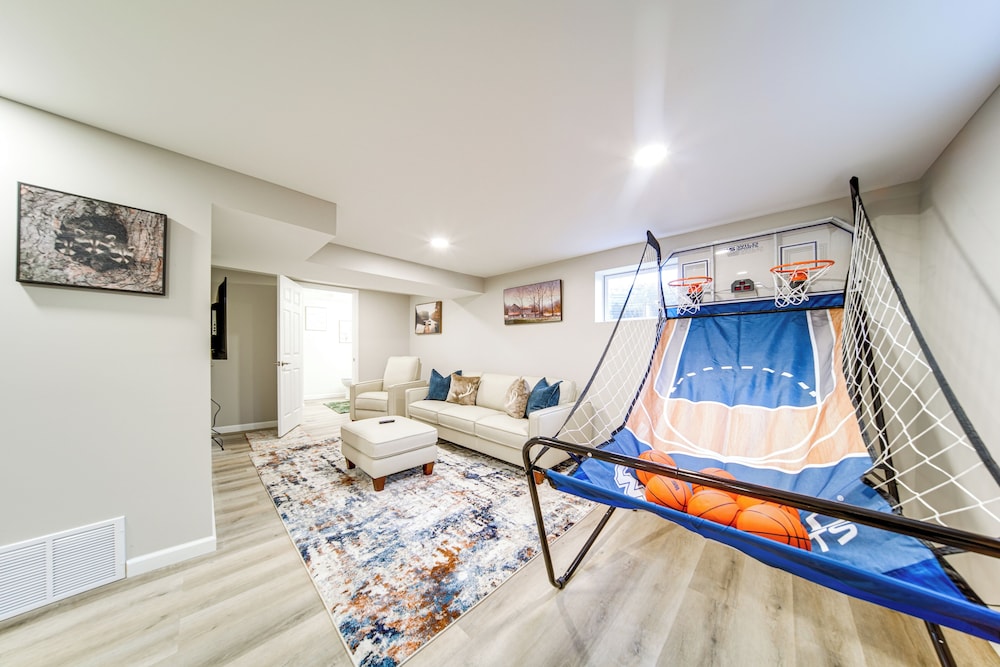 Walk to Lake: Pet-friendly Cottage in Jamestown!