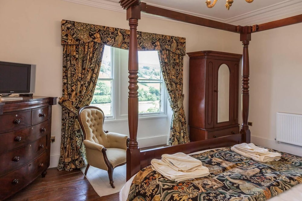 Stunning 8 Beds Country Retreat nr Richmond view 2