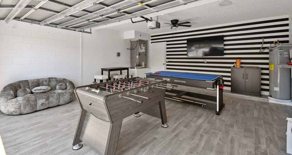 Large 6BR Family Home w Pool Hot Tub Games Room