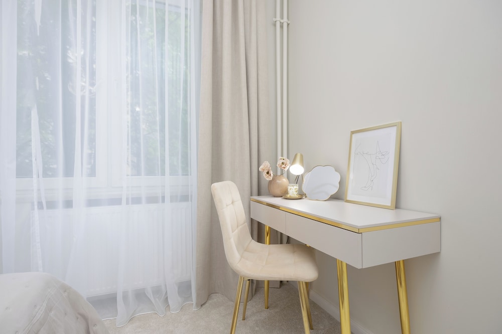 Grójecka Apartment by Renters