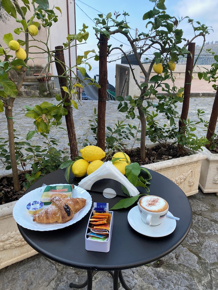 Dint' a Torre Bed & Breakfast