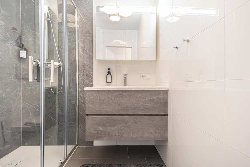 9 Min Metro City Center 1BR 1LR Apt