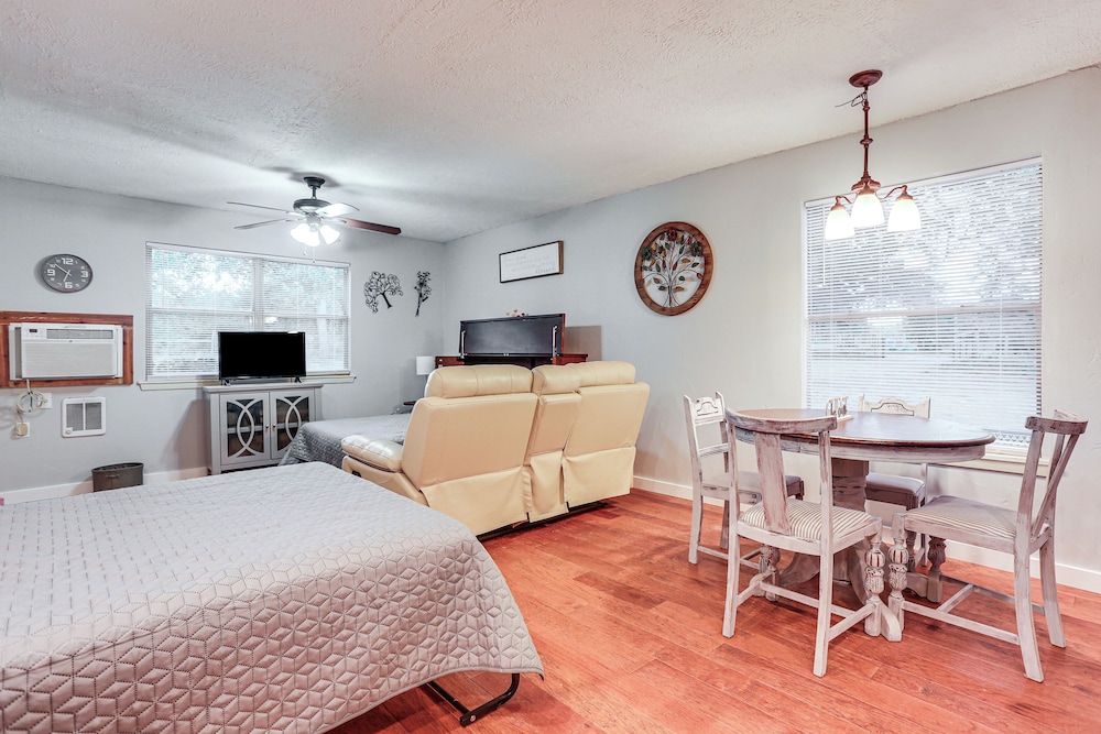 Cabin w/ Hot Tub in Valley View: Pets Welcome!