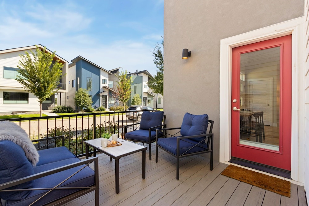 Rams Roost Rooftop Hot Tub, Patio & Family Fun