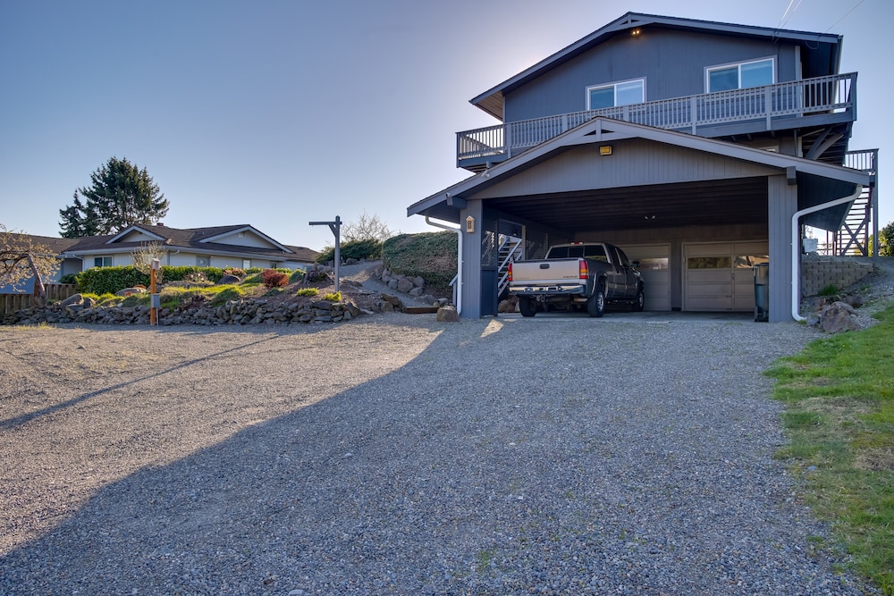 Charming Tacoma Apartment w/ Deck & Skyline Views!