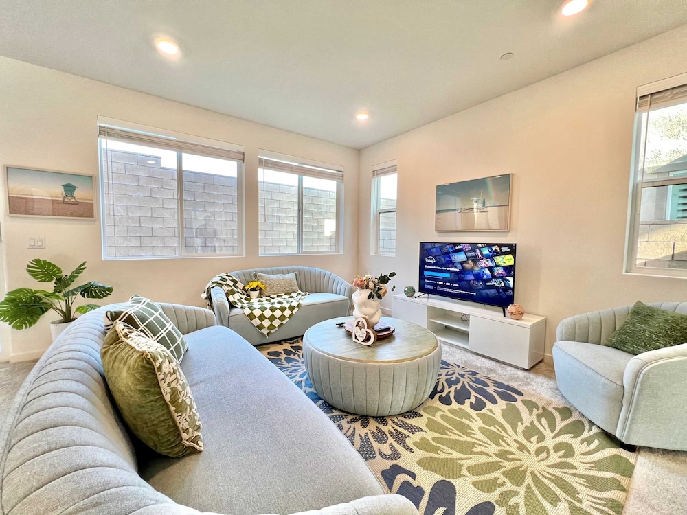 Sunny Stylish Near LA 4BR Home w Desks Lounge