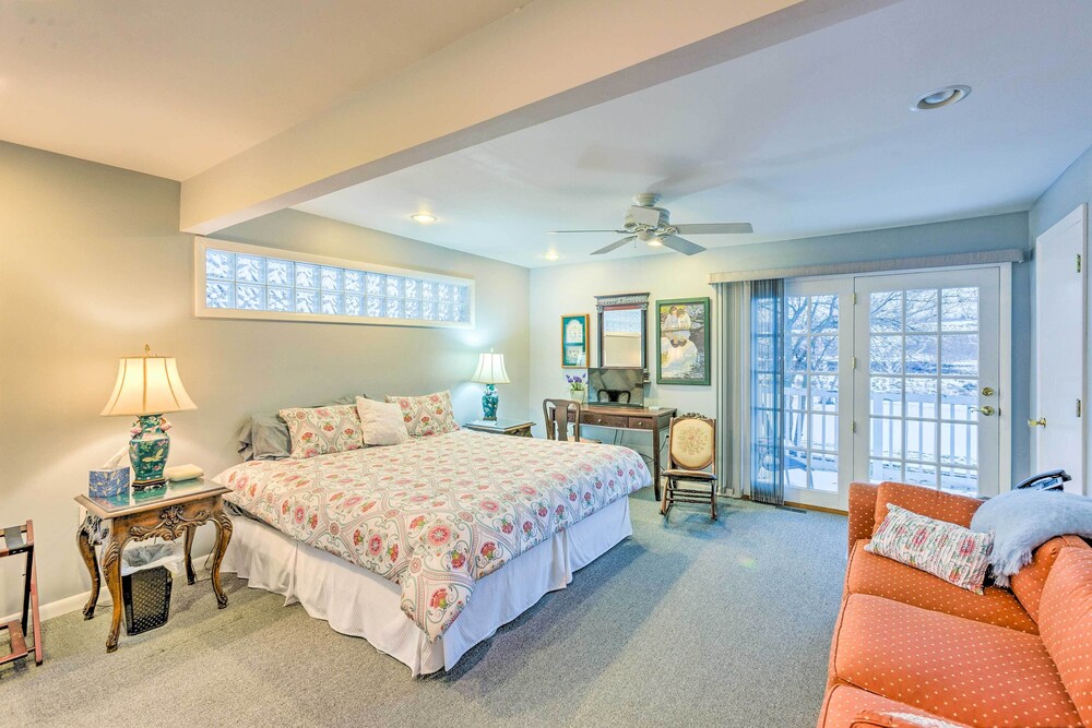 Elegant Stone Cottage: Steps to Crystal Lake Beach view 2