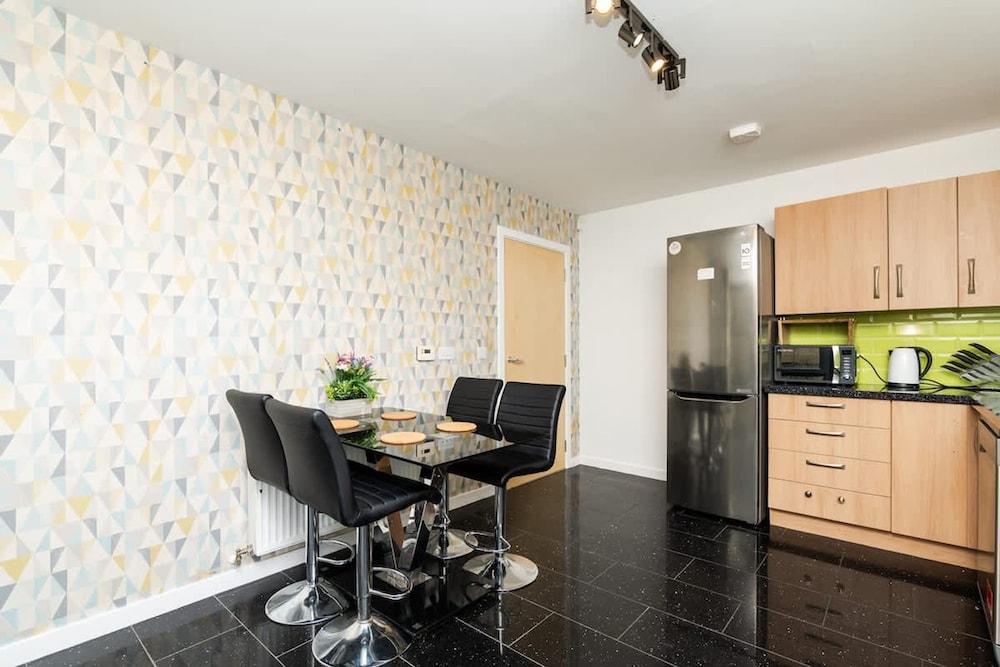3 Bedroom House - Free Parking