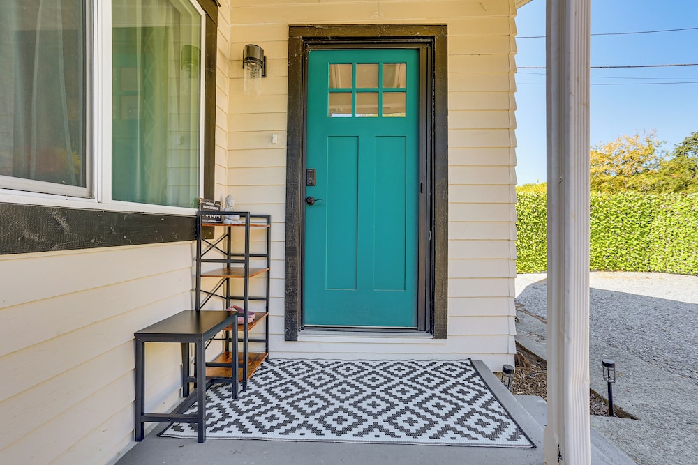 Walkable & Bright Bungalow in Dtwn Redding!