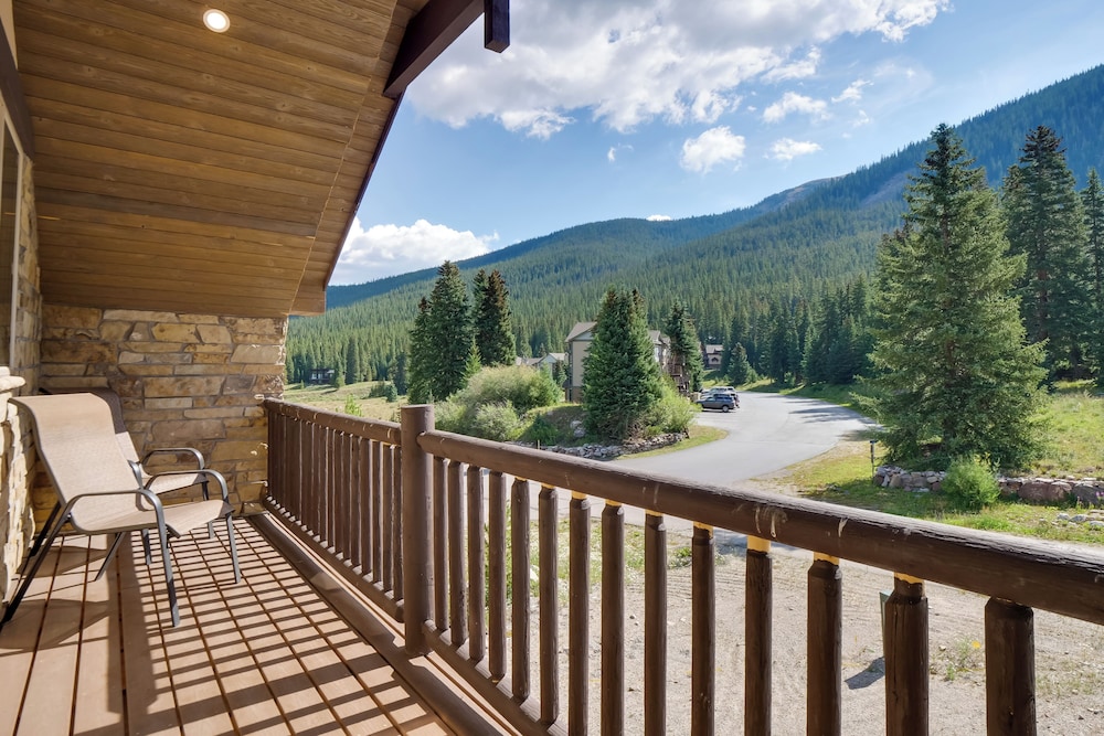 Hot Tub, Pool Table & Fireplaces: Blue River Gem