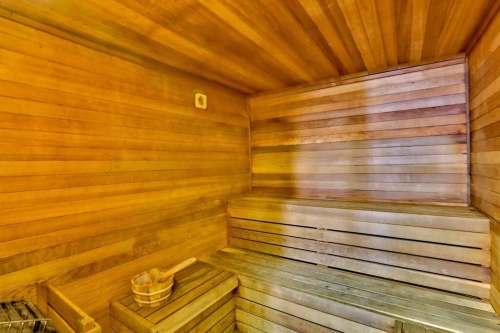 Kid Friendly Condo With Pool, Basketball, Bocce, Hot Tub, And More! 3 Bedroom Condo