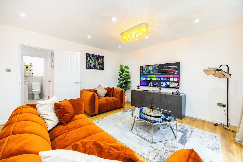 Modern 3 Bedroom House in Stratford