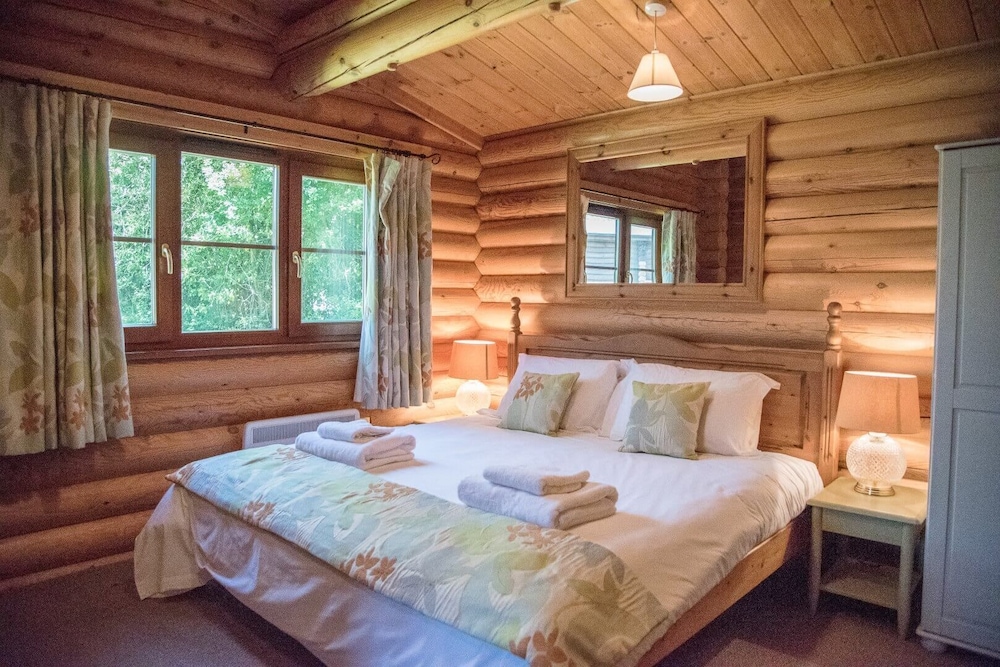 Willow Lodge With Hot Tub, Kingfishers view 5