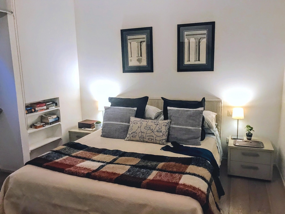 In Rome at Spanish Steps Classy Apartment With Modern Design in an Historic Palazzo