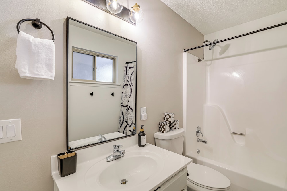 Bike, Golf, Swim: Modern Bella Vista Home w/ Deck!