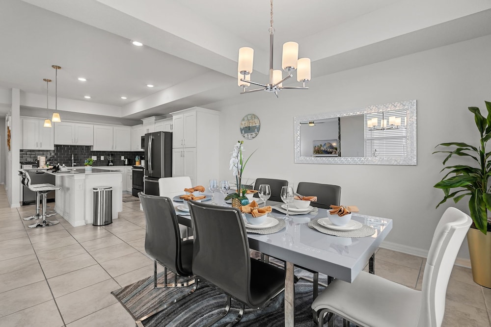 Cozy Stylish 2BR Condo Prime Storey Lake Spot