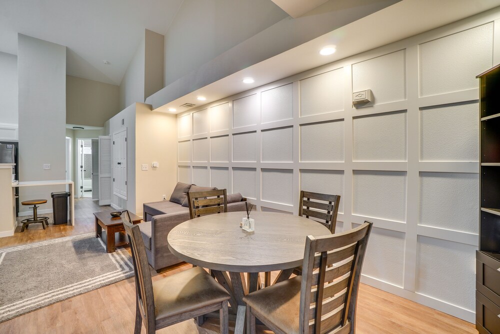 16 Mi to Dia: Townhome w/ Fireplace in Aurora