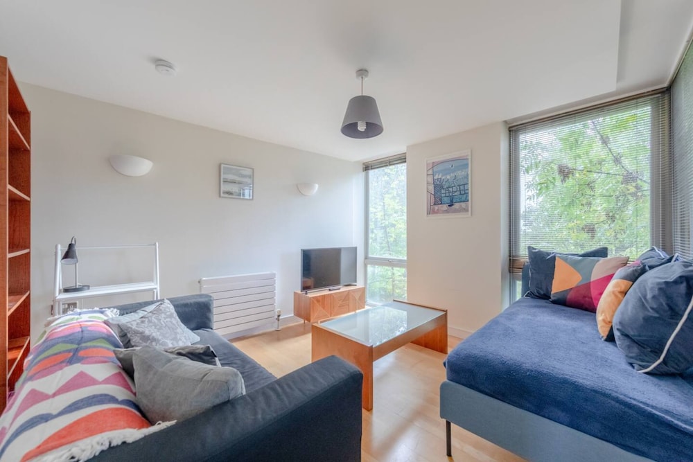 Spacious 2 Bedroom Apartment Near White City