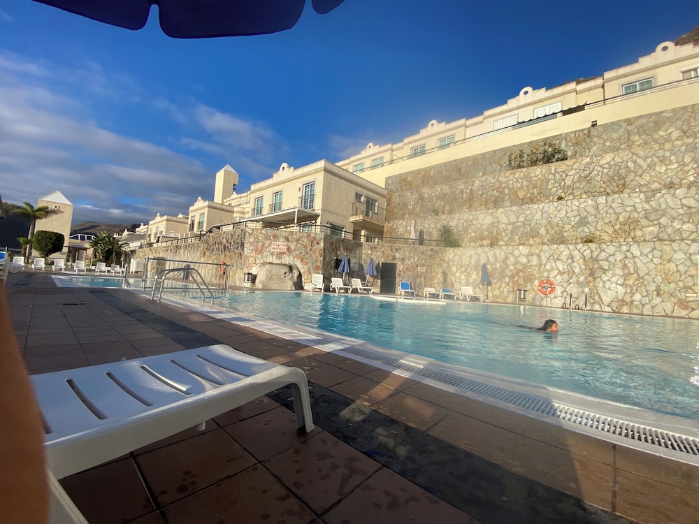 Comfortable Modern House With Jacuzzi, and Access to Swimming Pool