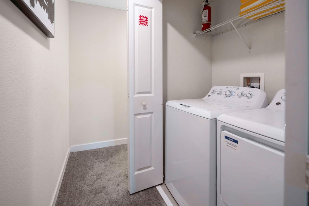 Stylish 4BR Pool Townhome Storey Lake