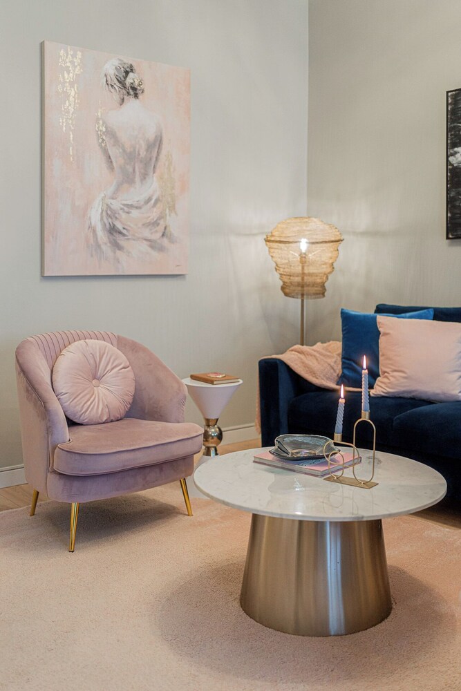 Designer 2-Bedroom Flat with Balcony & Full Amenities Steps from Piata Universitatii