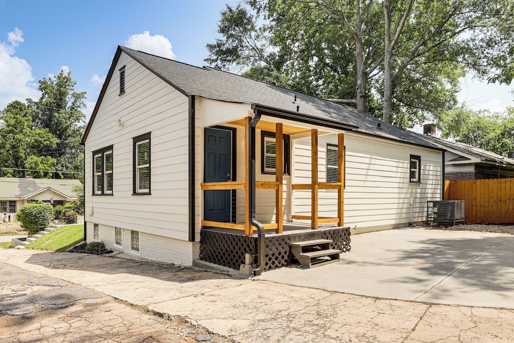 4 Mi to Aquarium & Arenas: Modern Atlanta Home