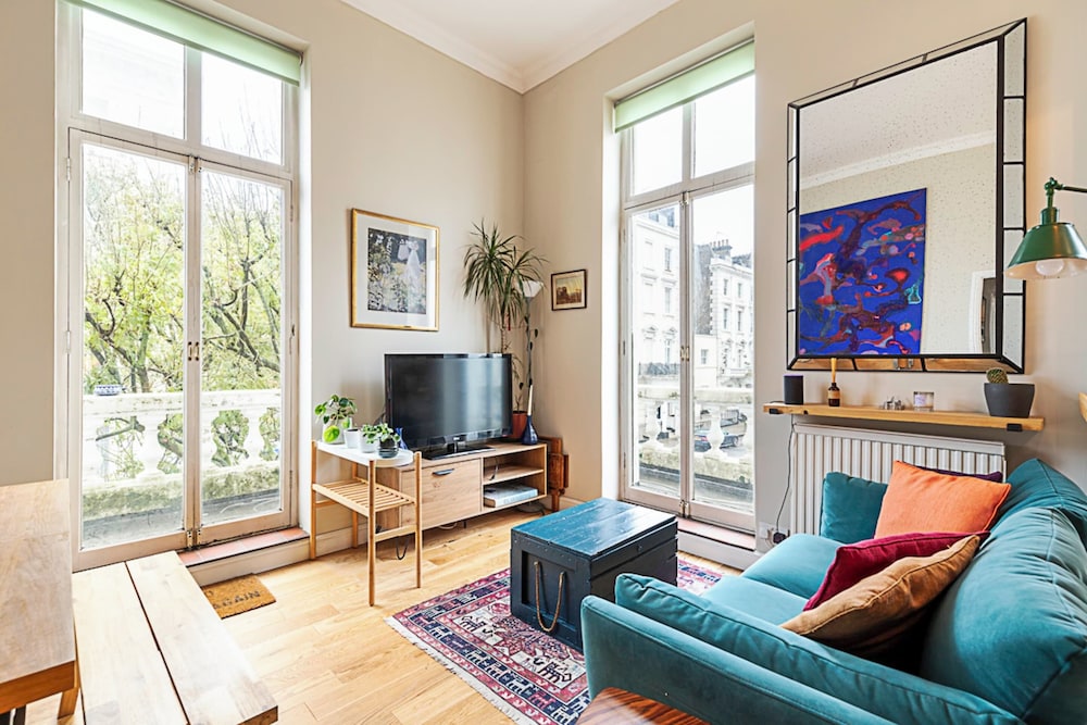 Beautiful Two Bedroom Abode Near Victoria