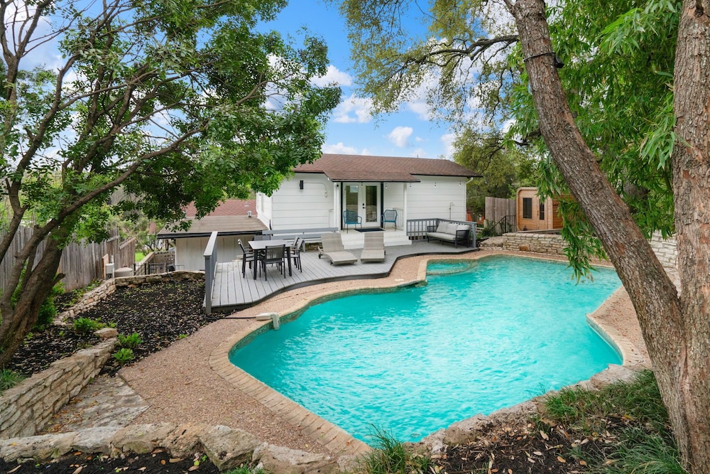 4 Bedroom Near Soco With a Private Pool & Sauna - Image 2