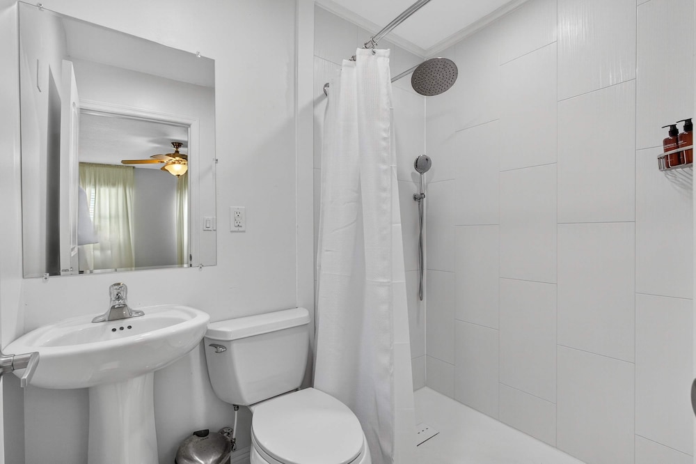 Luxury Meets Paradise Family-friendly 4BR w Pool