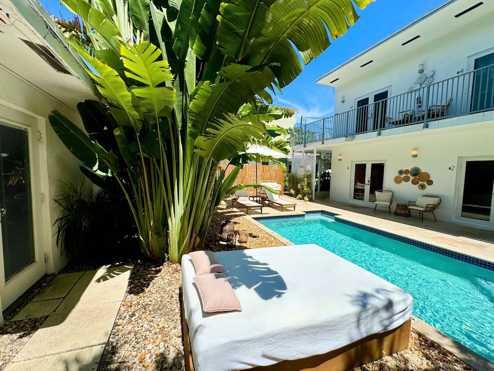 Islands Inn on the Drive - Vista Azul Suite - Queen Bed - A2