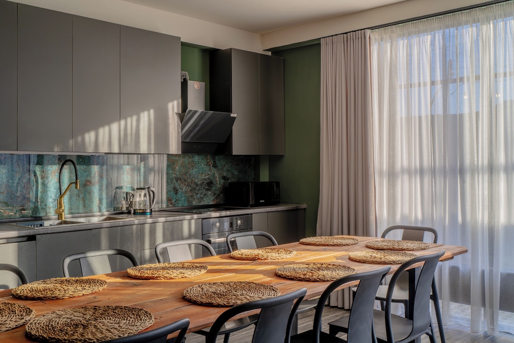 Niabi 4BDR Apartments with billiards