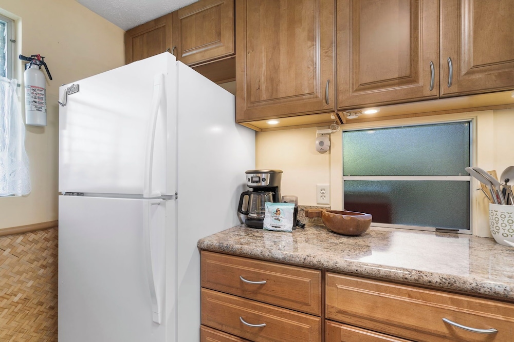 Steps From Lanai to Beach - AC & Wifi - Affordable- Vrkcv