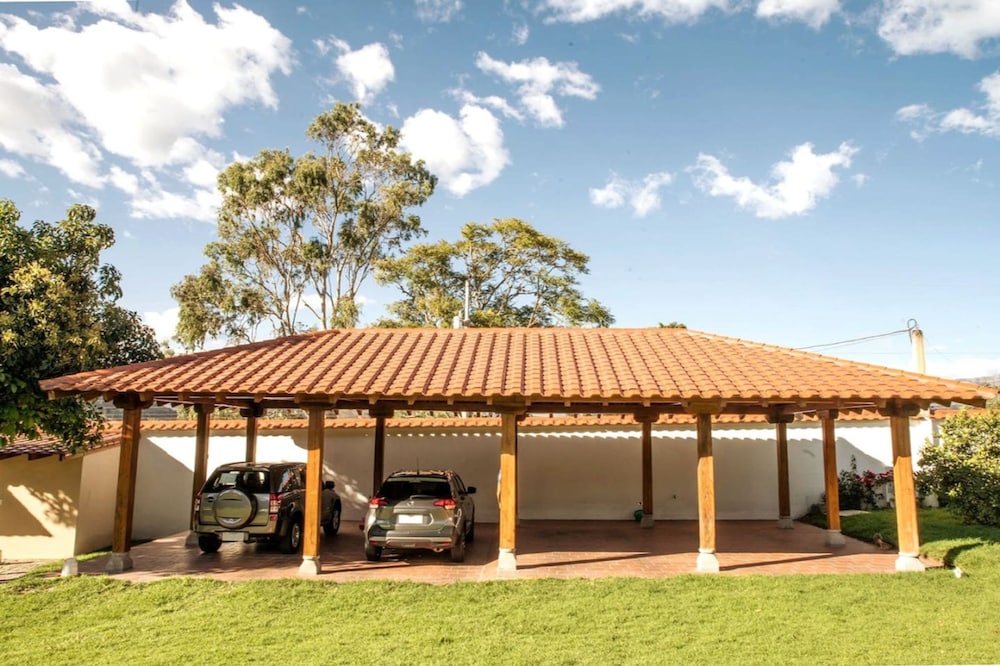 Luxury Casa Guayllabamba - BBQ Jacuzzi Gym Piscina