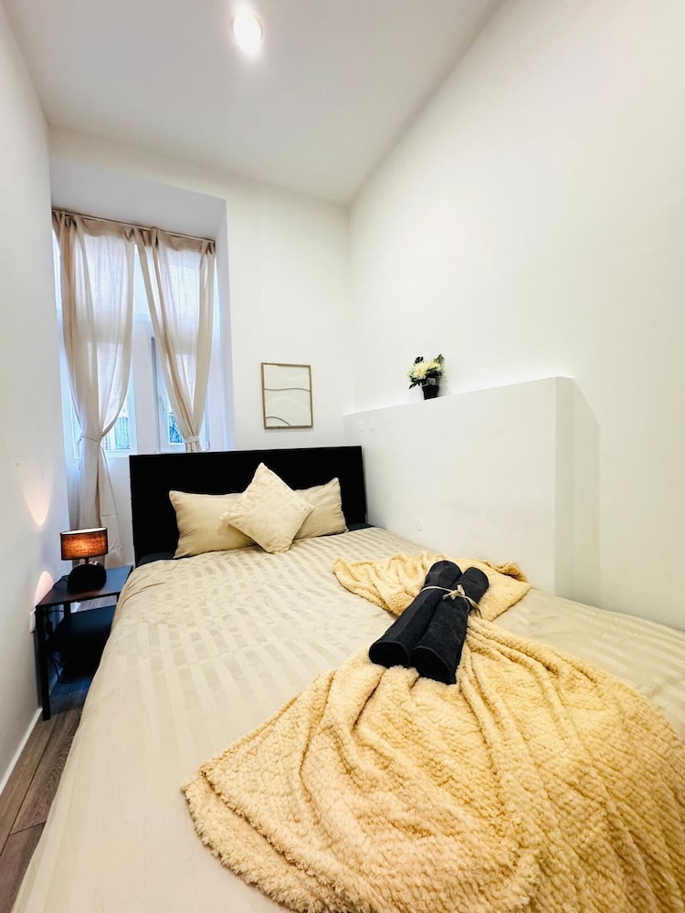 Elegant 5BR Home Ideal for Families