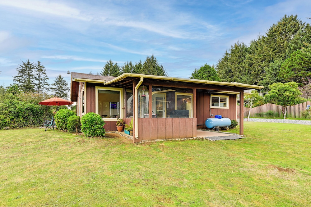 Fish & Hike: Quiet Smith River Cabin Near Ocean!