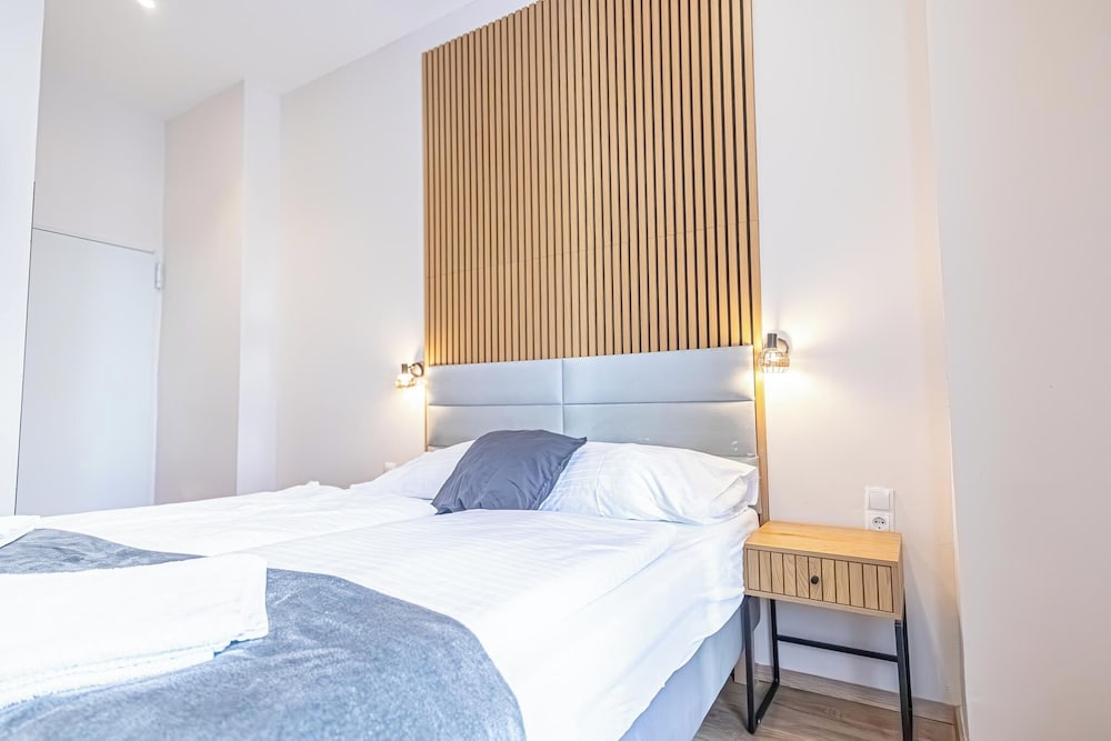 4BR Apt. for Groups 6-Min to Stadthalle